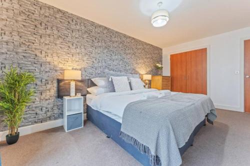 Theatreland Birmingham Apartment | Modern 1-Bedroom Apartment with Balcony, Free Parking, WIFI, Perfect for Families and Groups