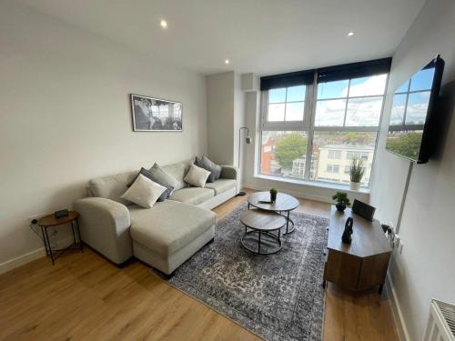 Potters Bar Apartment | Modern 1BR Above Train to KX