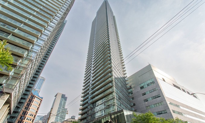 Bay Cloverhill Condo | Modern 1BR Downtown Toronto | Monthly Rental | Steps to UT & Financial District