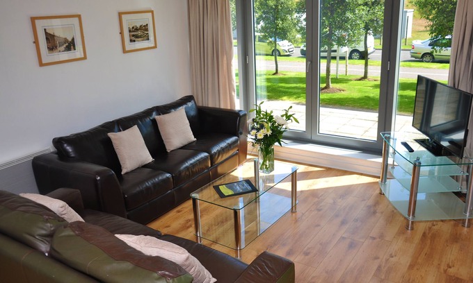 Newhaven Apartment | Modern 2 Bedroom Apartment with FREE Underground parking and Wi-Fi