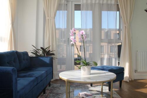 London Borough of Hounslow House | Modern 2-Bedroom Flat with Balcony
