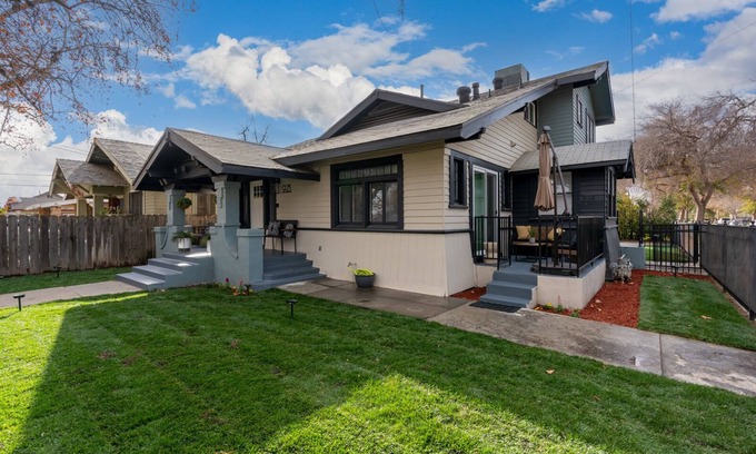 Raisin House | Modern 2-bedroom house in Tower district Fresno with WiFi, AC