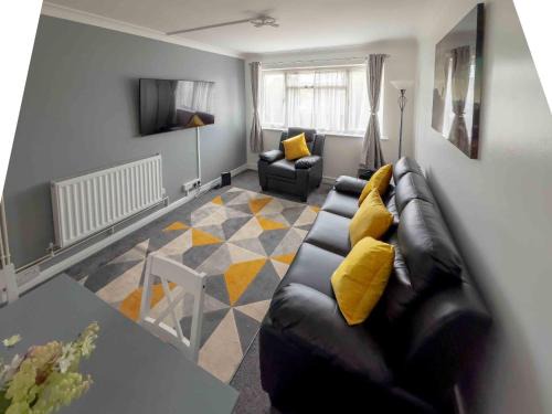 Greenwich Apartment | Modern 2 BR ground floor apartment with parking and garden