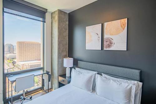 Evans Churchill Apartment | Modern 2BD - HighRise DT, Pool, Gym, Parking - Sleeps 5