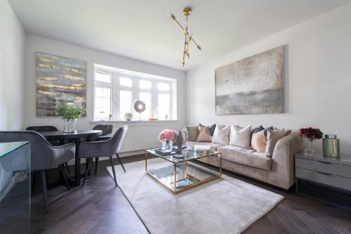 Leyton Apartment | Modern 2BR Flat with 3 Beds Urban Getaway - Cherry