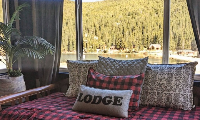 Saint Mary's Condo | Modern 2br lakeview Condo in the mountains