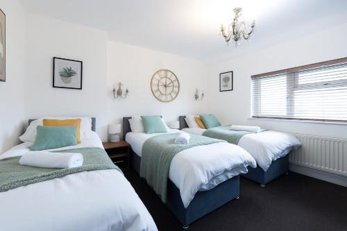 Chapeltown House | Modern 3 Bedroom Property 6 Beds Pet Friendly with Parking