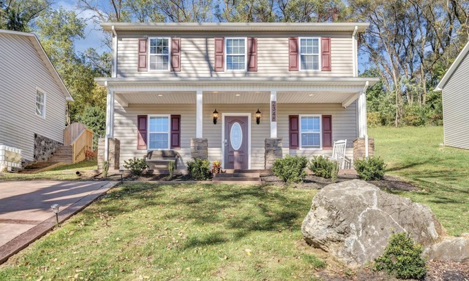 Roanoke House | Modern 3 bedroom Roanoke Residential Home