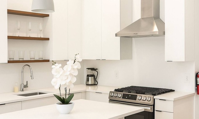 Greenville Apartment | Modern 3bd, 2bth apt in Jersey City near Manhattan