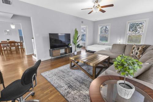 Riverside Terrace House | Modern 3BD Getaway Close to Downtown& NRG I Wi-Fi & Parking