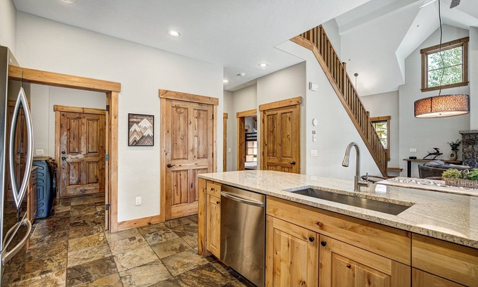 Breckenridge Condo | Modern 3br Mountain - Winter Escape Mins To Slopes 3 Bedroom Townhouse by RedAwning