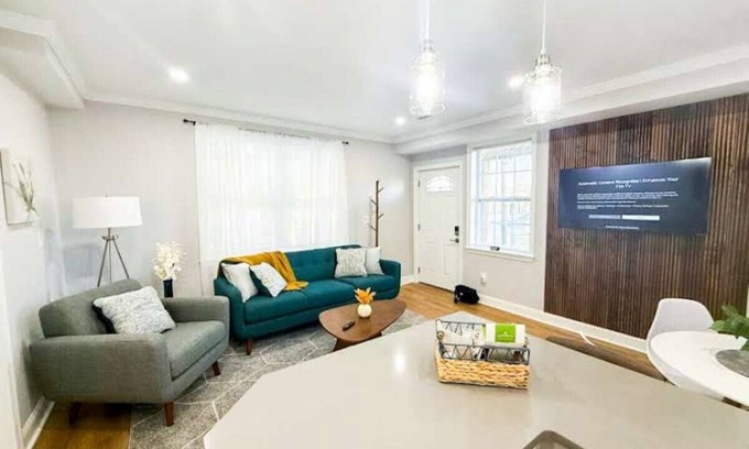 Fitchburg Apartment | Modern 3BR Near FSU 15 Min to Wachusett