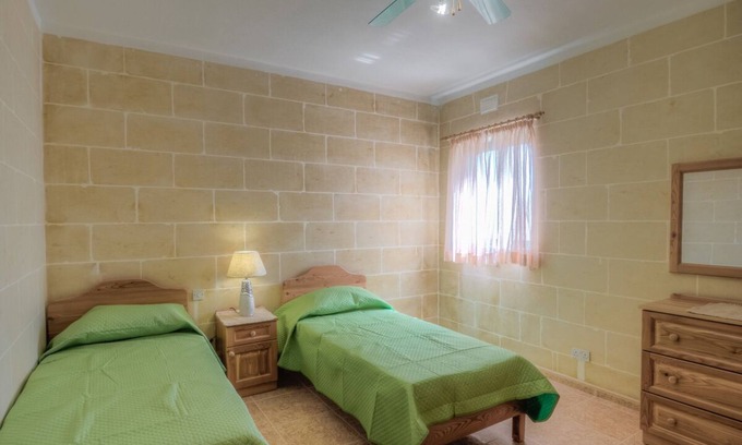 Victoria Apartment | Modern 3rd floor penthouse + air conditioning in a perfect location in Victoria