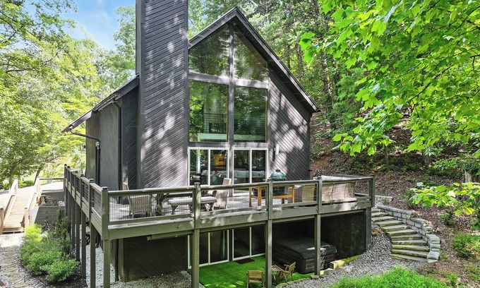 Gainesville House | Modern 4 bedroom 4 bathroom home offered for extended stays.