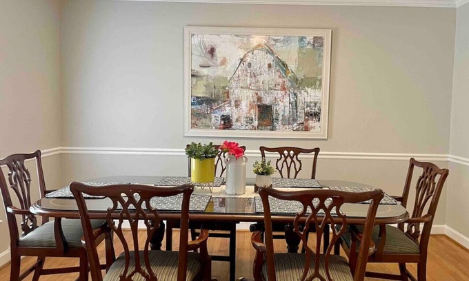 Greensboro House | Modern 4 Bedroom pets welcome