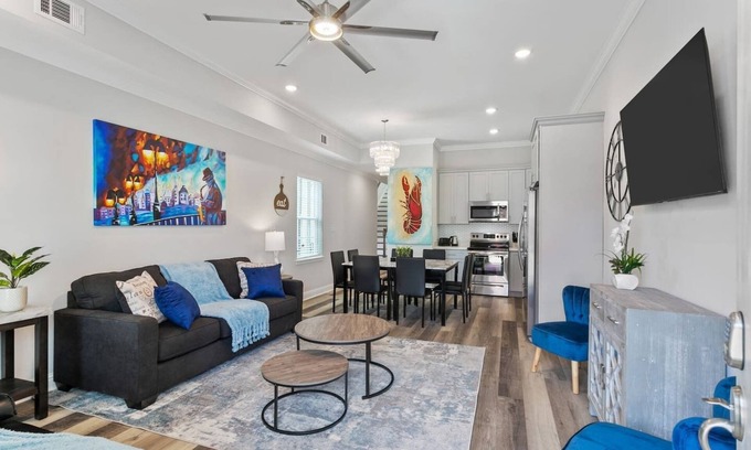 Tulane - Gravier House | Modern 5BR/5BA | New Build, Parking & Prime Spot