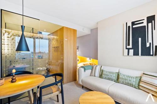 Hollerich Apartment | Modern and Cozy Studio Retreat near the City