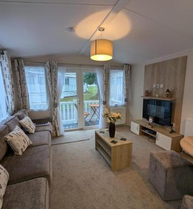 New Forest District Resort | Modern and spacious holiday home at AWARD WINNING SHOREFIELD COUNTRY PARK ENTERTAINMENT PASSES INCLUDED DOG FRIENDLY!