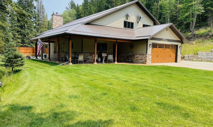 Deadwood Cabin | Modern and spacious cabin nestled along the banks of Elk Creek.