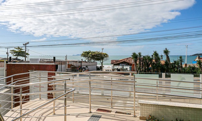 Ingleses do Rio Vermelho Apartment | Modern ap W/pool one Block From the Beach Rmi201