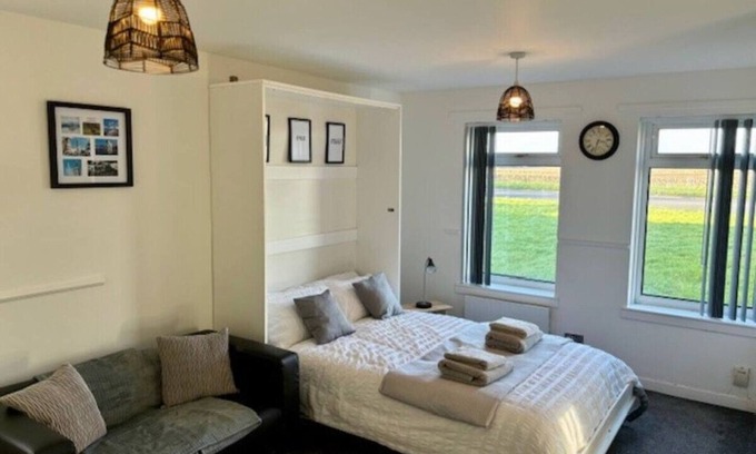 Airth Apartment | Modern apartment in Stenhousemuir