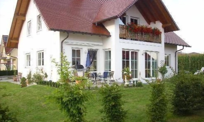 Oberwaldbach Apartment | Modern Apartment in Oberwaldbach with Private Parking and Wonderful View