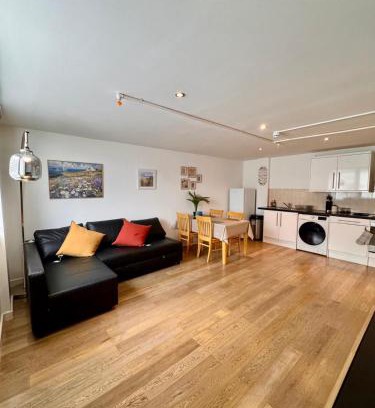 Andover Apartment | Modern Apartment overlooking Andover High Street