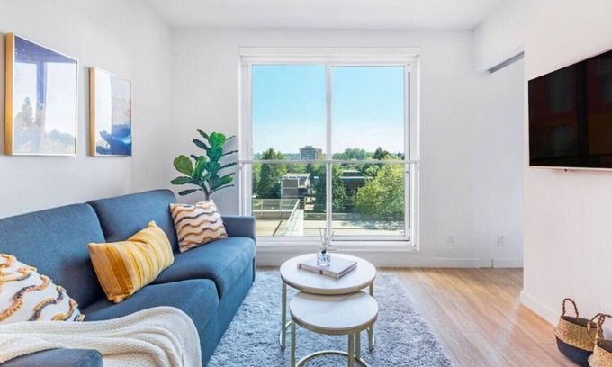 Downtown Eastside Apartment | Modern Apt 6min to DT w/ City View and Parking