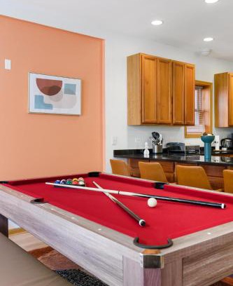 Wicker Park Apartment | Modern Apt Billiards 1 Private Patio 1 Parking