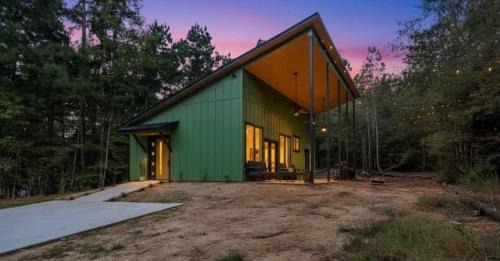 Tyler House | Modern Cabin Retreat Easy Drive to Canton and Tyler