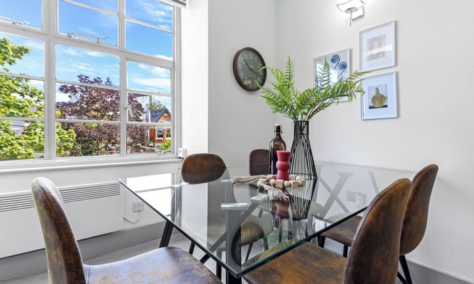 Coppetts Apartment | Modern Comforts 2 BD Flat - Sleeps 5