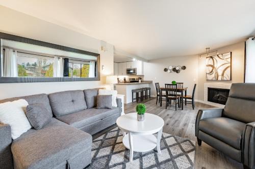 Birch Bay Apartment | Modern Condo with Family-Friendly Hot Tub 102