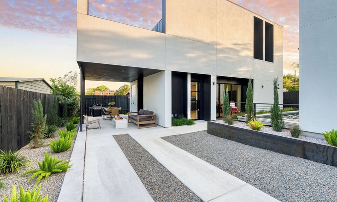 Central East Austin House | Modern East Austin Home w/Pool, Near Downtown & Lady Bird Lake | Casa 1803