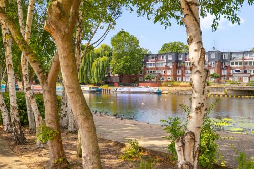 Tottenham Apartment | Modern flat, 10 Mins to Central London & Hotspur stadium with Parking and Super fast WIFI