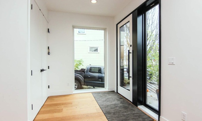 Ladd's Addition House | Modern Fully-furnished House (minimum 30 days)