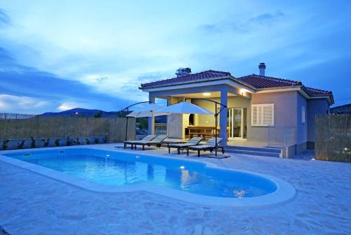 Danilo Villa | Modern Guest House Rak with beautiful pool