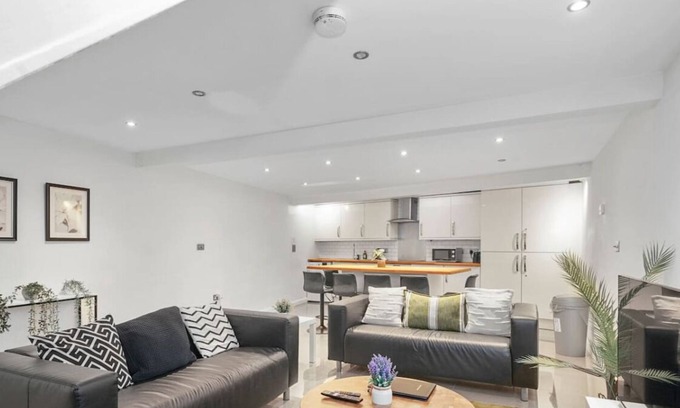 Larkhall Apartment | Modern Home 15 mins from Central London w Smart TV