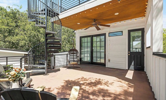 Chestnut House | Modern Home Mins to DT ATX & UT | Balcony | ACL
