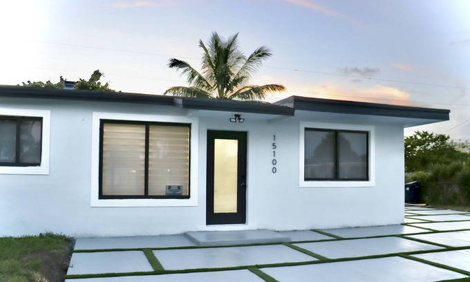 Richmond Heights Villa | modern house- 5 min from zoo