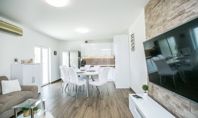 Kamen House | Modern house w.large garden & children playground