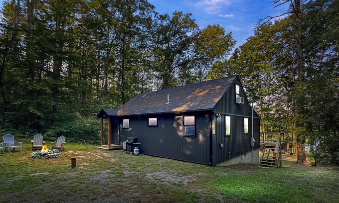 Falmouth House | Modern Lake House Close to Portland