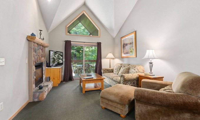 Lake Shore Condo | Modern Lakeview Apt w/Fireplace