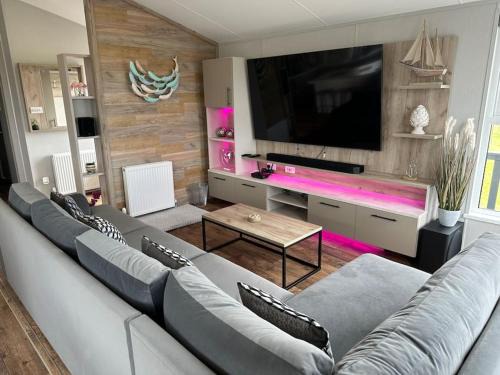 Truro House | Modern Lodge with Amazing Views