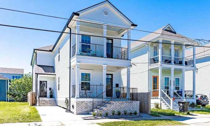 Tulane - Gravier Apartment | Modern NOLA Retreat: 3BR Home on Lafitte Greenway - Centrally Located Oasis