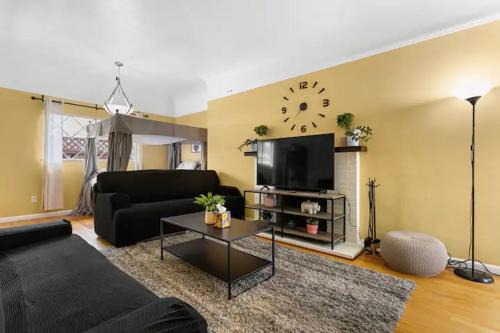 Burbank House | Modern Ping-Pong 4BD Sleeps 12 at Rose Garden