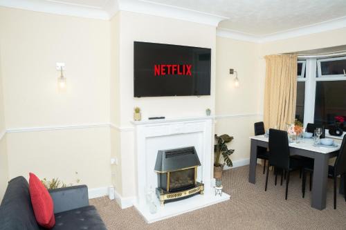 Harehills Apartment | Modern Retreat Central Location Close to The City
