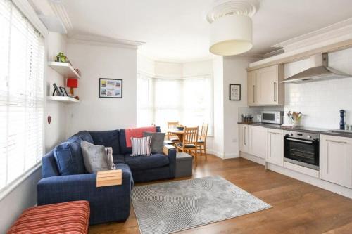Southville Apartment | Modern Southville Apartment 5 Min Walk to Centre