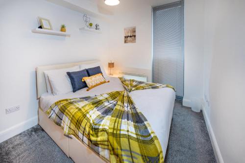 Reading Apartment | Modern & spacious 2-bed flat with secure parking