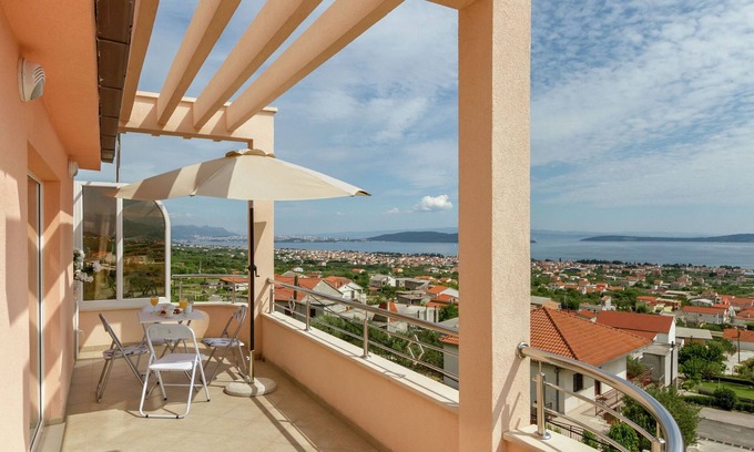 Kastel Stari Apartment | Modern Stay in Kaštel Stari