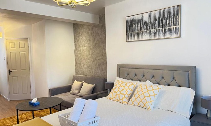 Stepney Green Apartment | Modern Studio Apartment by Central London